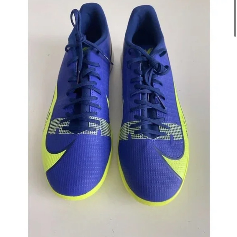 New Nike soccer shoes - Picture 2 of 5